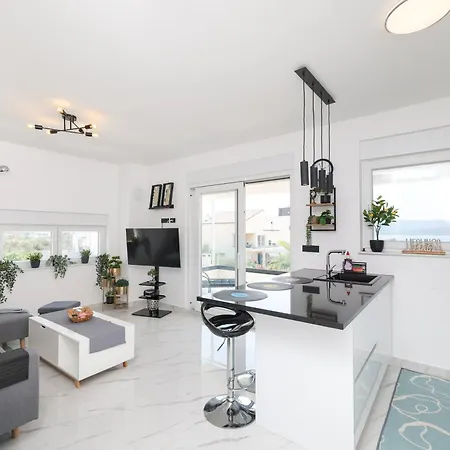 Two Bedroom With A Sea View In A Quiet Area Apartamento Turanj