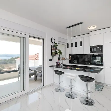 Διαμέρισμα Two Bedroom With A Sea View In A Quiet Area
