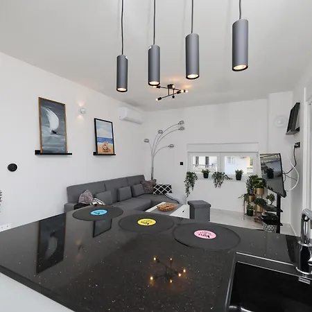Two Bedroom With A Sea View In A Quiet Area Apartamento Turanj