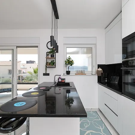 Two Bedroom With A Sea View In A Quiet Area *